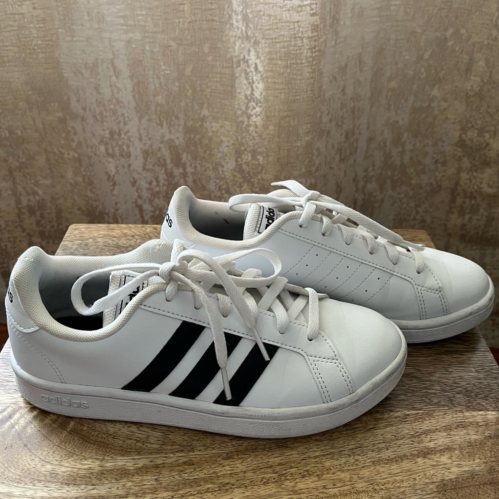 “Adidas” Classic Court Style Sneaker design Womens Size 6.5